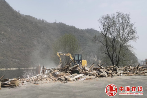 湖北襄阳：12户老渔民拆除旧房屋助力
